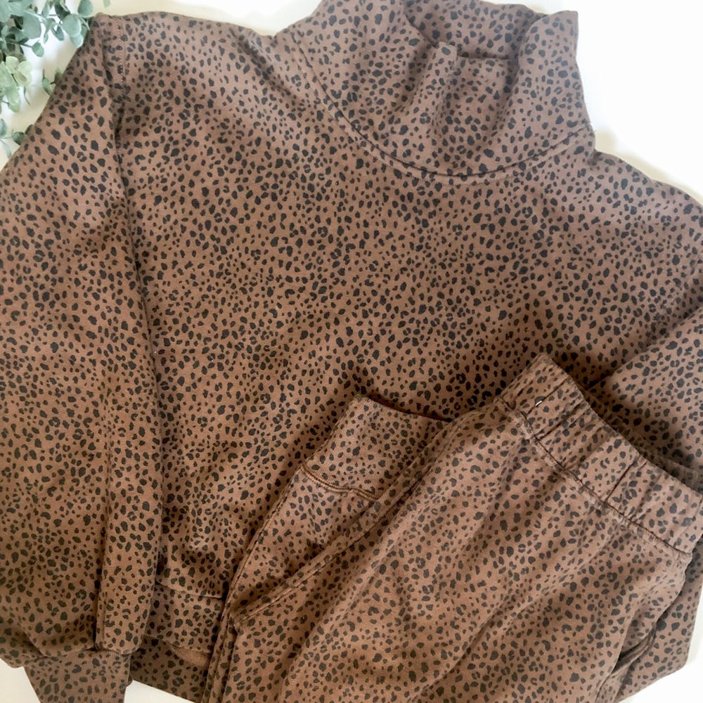 Abercrombie & Fitch cropped sweatshirt and matching jogger bottoms